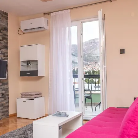 Jelena Anzujska 아파트